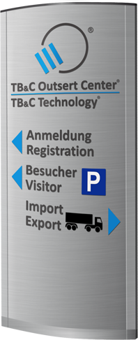 Werbepylon aus gebürstetem Aluminium mit Wegweisern für Anmeldung, Besucher sowie Import und Export