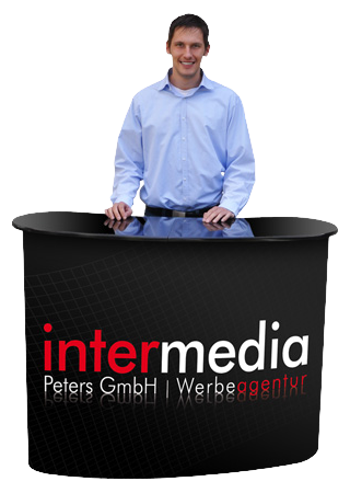 Mitarbeiter hinter einer schwarzen Messetheke mit Intermedia-Logo