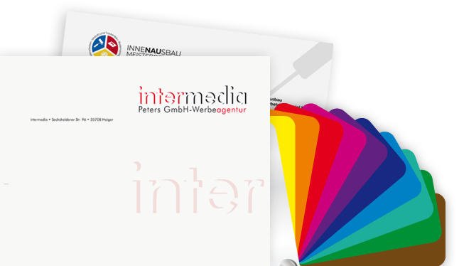 Individuell gestaltete Briefbögen mit Firmenlogos und Farbfächer